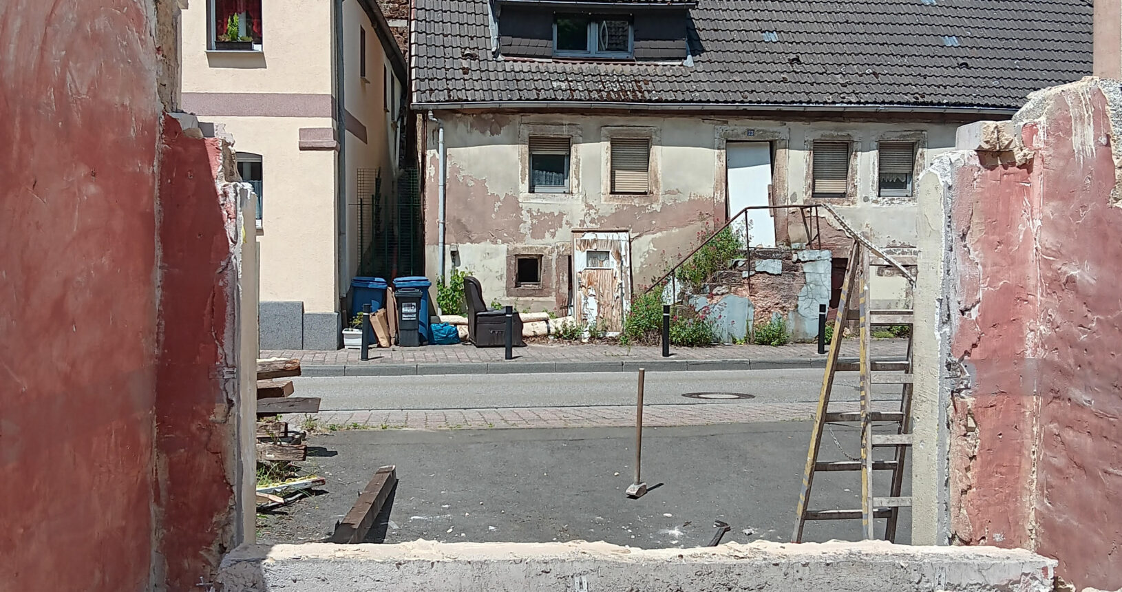 Blick auf abgerissene Gebäude und Straße