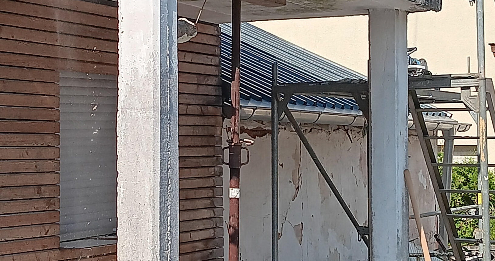 Blick auf abgerissenen Eingang an einem Holzhaus