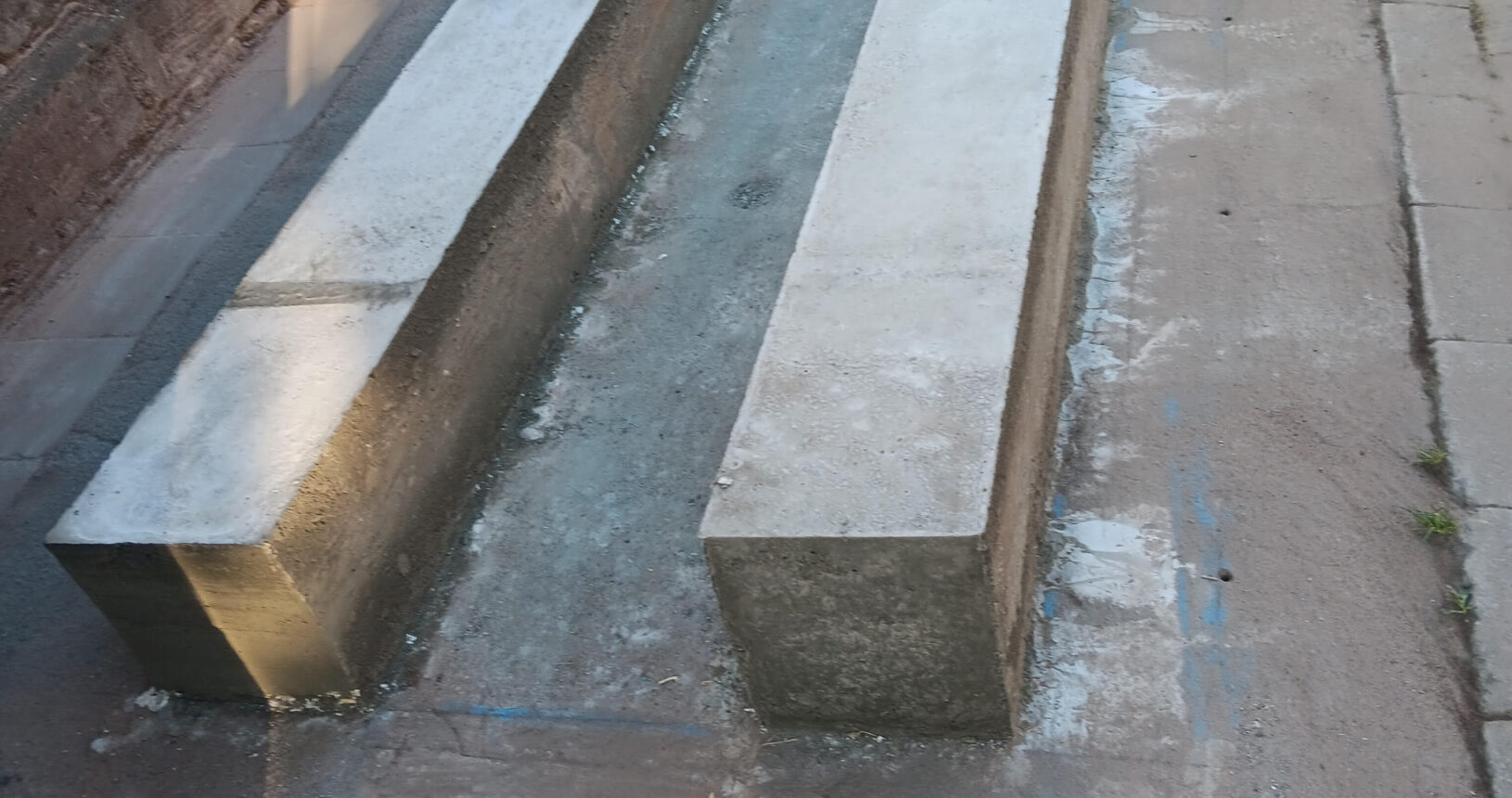 Zwei Betonblöcke nebeneinander