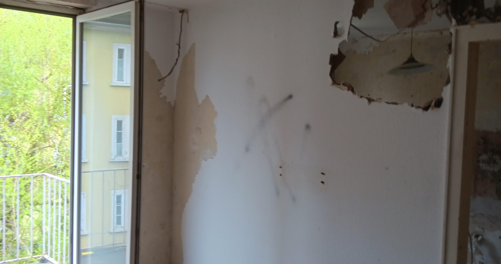 Blick auf eingerissene Teile einer Wohnung