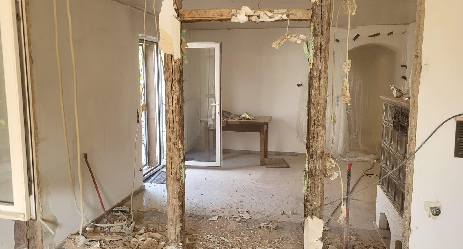 Blick auf eingerissene Teile einer Wohnung