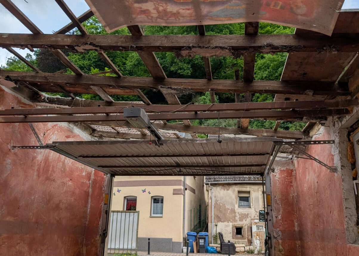 Blick auf Garage und Straße