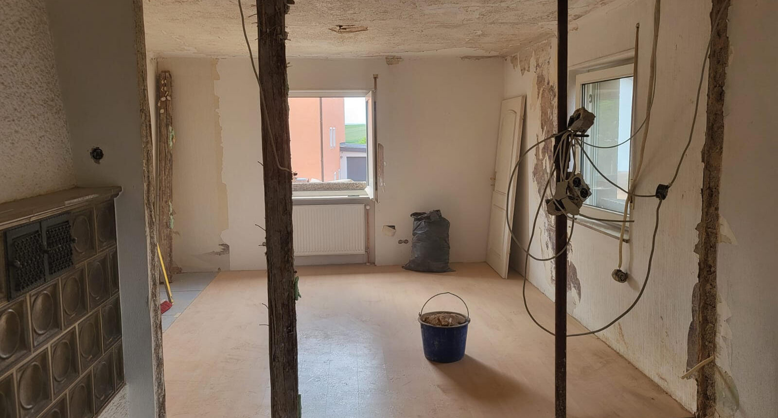 Blick auf eingerissene Teile einer Wohnung mit Parkett